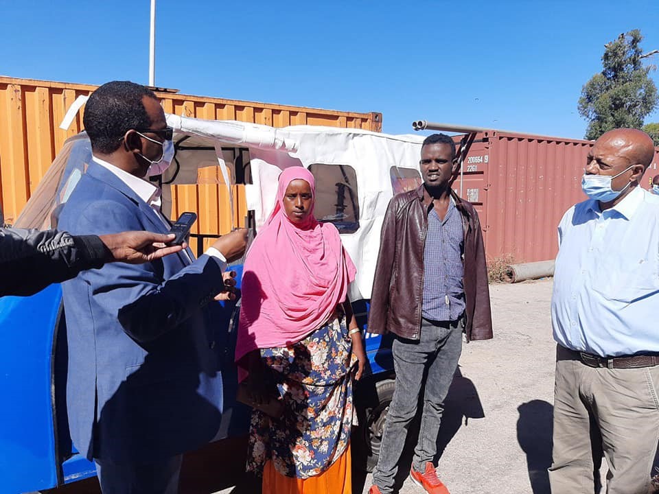 ሐረማያ ዩኒቨርሲቲ ከአንድ ዓመት በፊት በስራ ላይ እያለ ሁለት እጆቹን በአደጋ ምክንያት ላጣ ሠራተኛው ባለ ሶስት እግር ተሽከርካሪ በእርዳታ ሰጠ፡፡