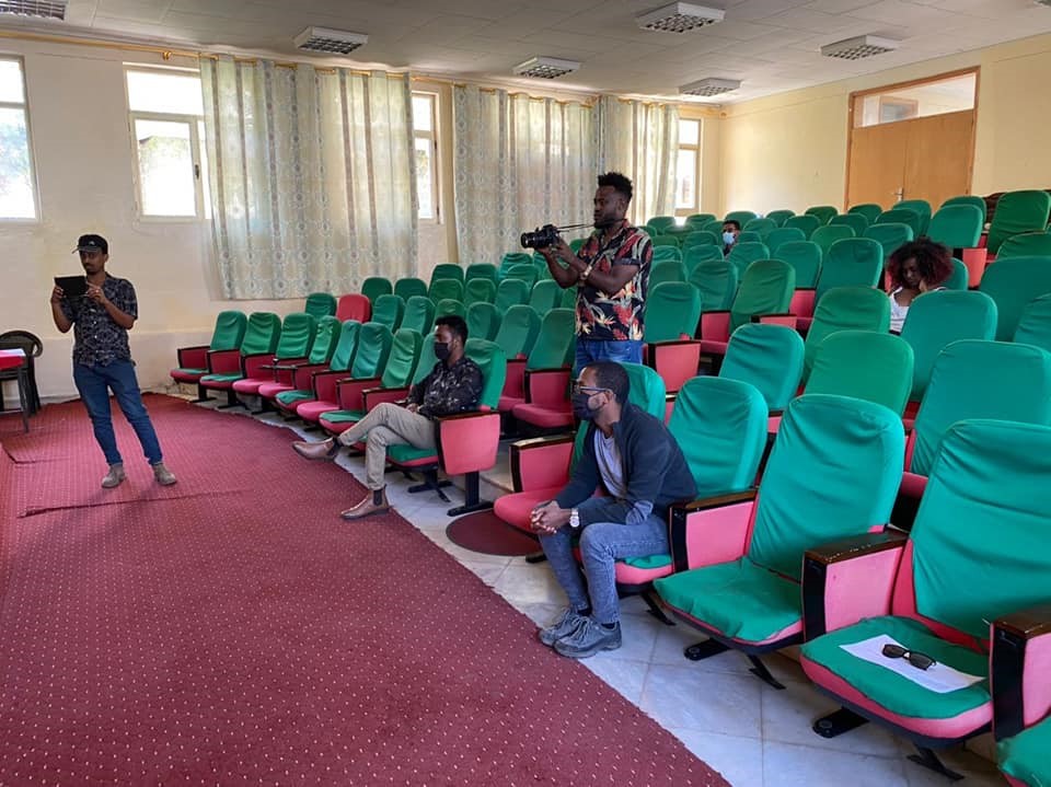 የኦሮሚያ ቱሪዝም ኮሚሽን ሰራተኞች ፣ የማህበራዊ ሚዲያ አንቂዎችና የጋዜጠኞች አባላትን ያካተተ ቡድን ሐረማያ ዩኒቨርሲቲን ጎበኘ