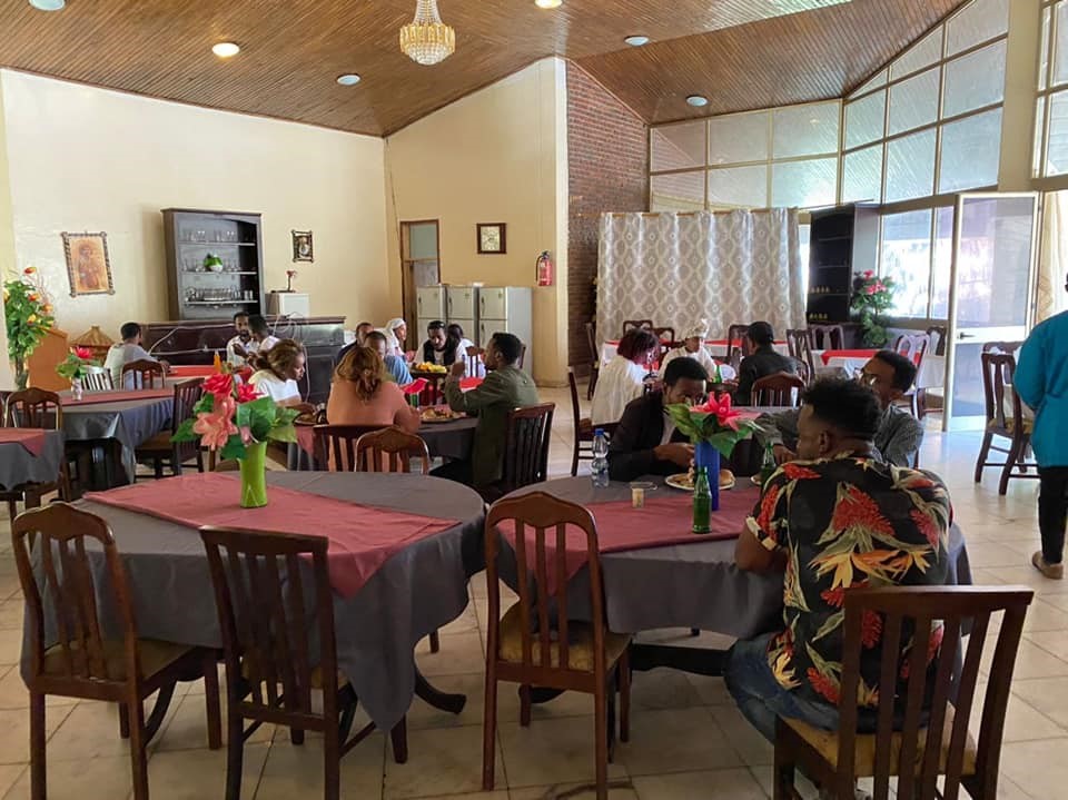 የኦሮሚያ ቱሪዝም ኮሚሽን ሰራተኞች ፣ የማህበራዊ ሚዲያ አንቂዎችና የጋዜጠኞች አባላትን ያካተተ ቡድን ሐረማያ ዩኒቨርሲቲን ጎበኘ