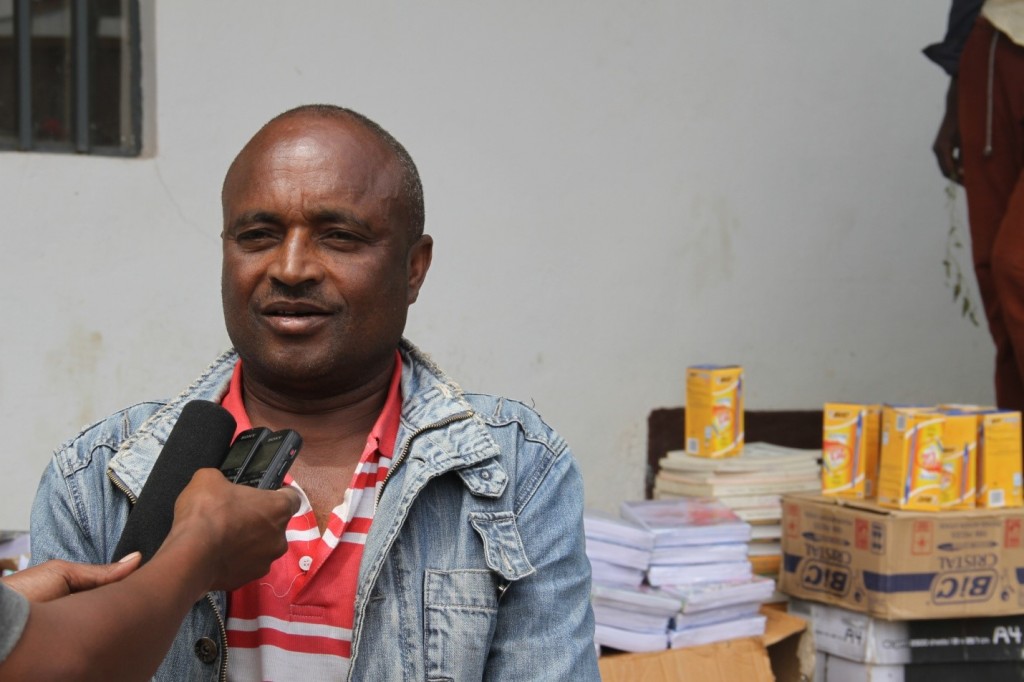 Haramaya University donated reference books and various office supplies worth over 200,000 birr to Adele prison.