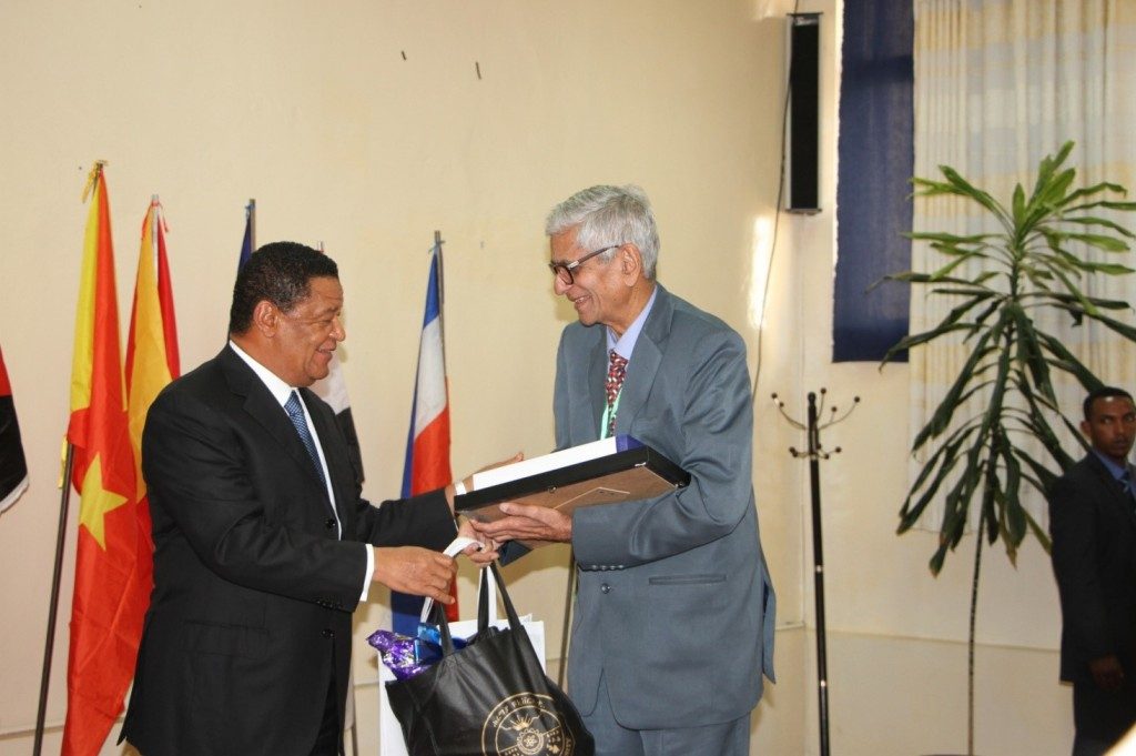 gave recognition and presented appreciation gifts to individuals who came from India to facilitate this donation and Prof. R.S. Bansal