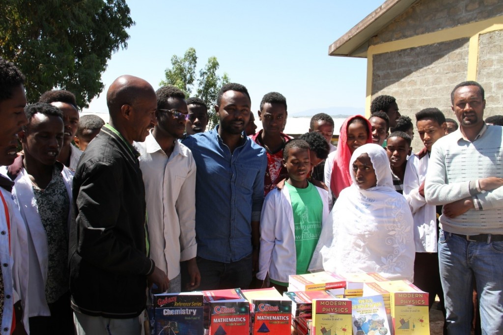 Haramaya University Students’ Union Donates Books to nearby schools
