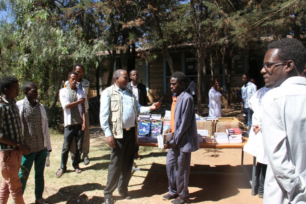 Haramaya University Students’ Union Donates Books to nearby schools