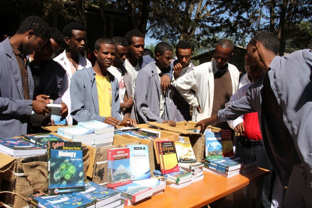 Haramaya University students, through their own initiative and financial contributions, donated 3,000 reference books they purchased to nearby schools today.
