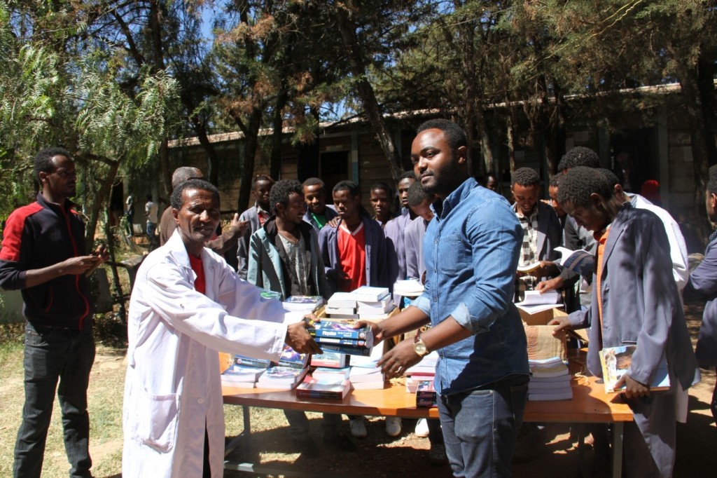 Haramaya University students, through their own initiative and financial contributions, donated 3,000 reference books they purchased to nearby schools today.
