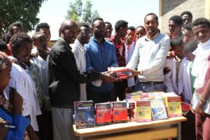Haramaya University students, through their own initiative and financial contributions, donated 3,000 reference books they purchased to nearby schools today.