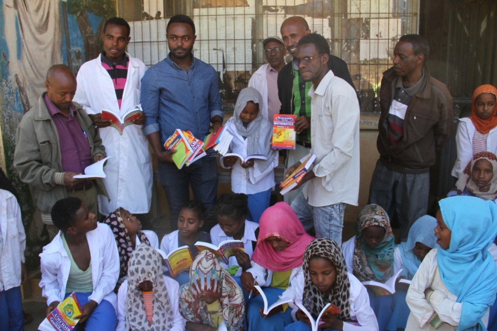 Haramaya University students, through their own initiative and financial contributions, donated 3,000 reference books they purchased to nearby schools today.