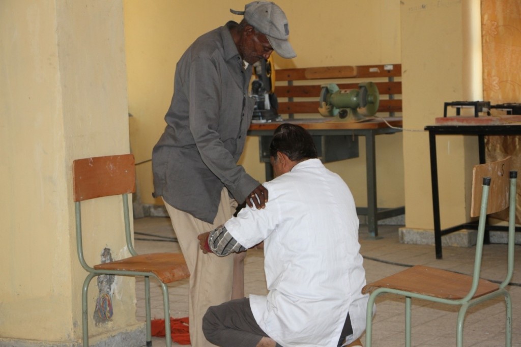 ከተለያዩ አካባቢዎች ለመጡ ሶስት መቶ አካል ጉዳተኞች የሰው ሰራሽ እግር ተከላ እየተደረገ ይገኛል፡፡