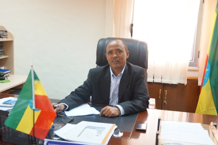 Professor Kebede W/Tsadik image at Haramay University distributed high-quality tomato seeds to farmers.