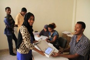 College of Health and Medical Sciences Distributes 1,000 Tablet Computers