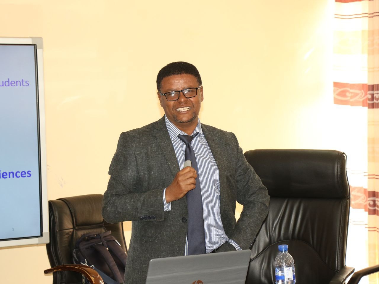 Dr. Feyera Dinsa on training on research methodology for PhD students image