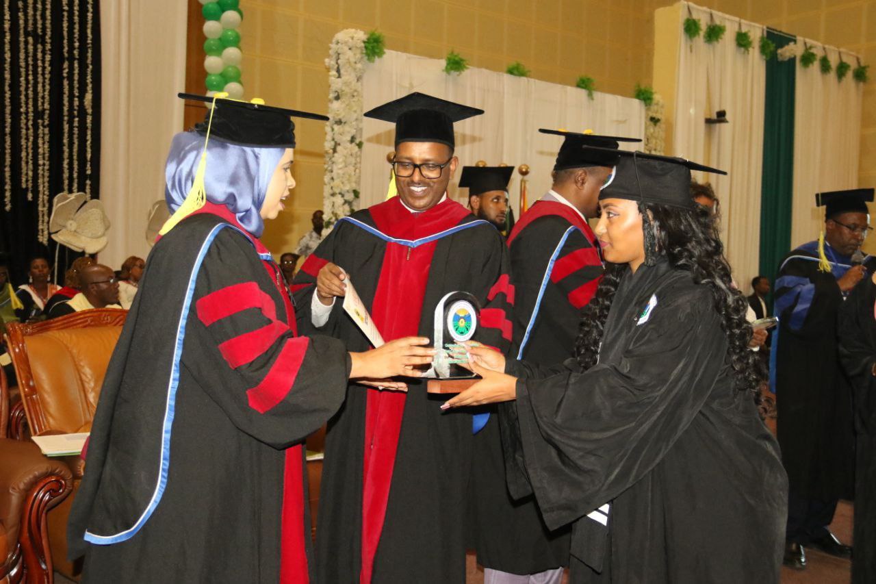 Dr Efrah Wazir 