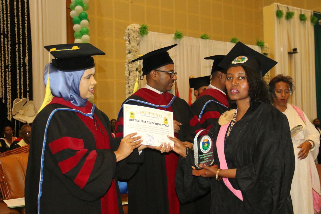 Dr Efrah Wazir 